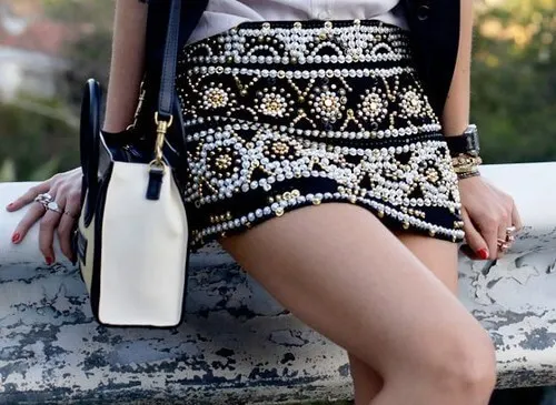 Mujer con falda con perlas