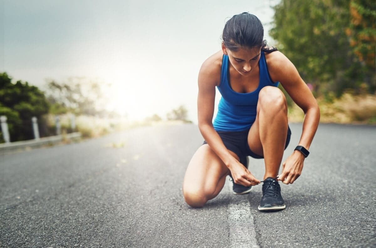 Zapatillas de deporte y ejercicios para adelgazar pierna