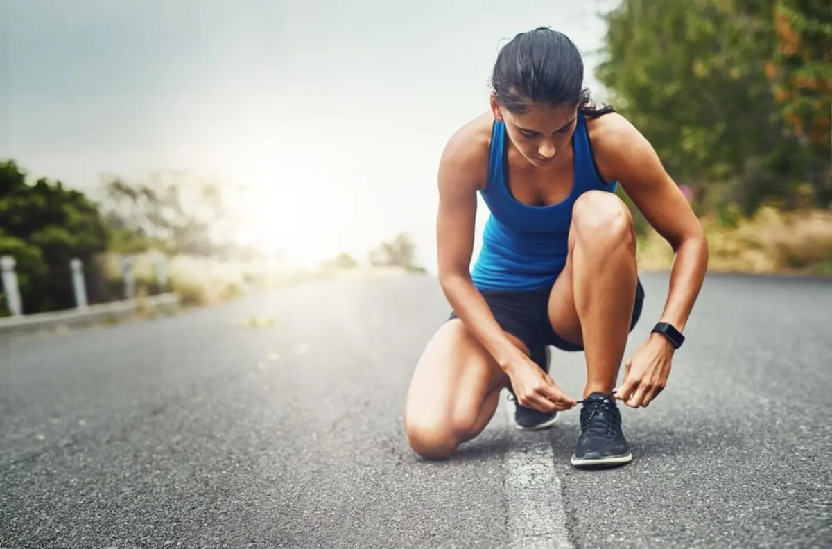 Zapatillas de deporte y ejercicios para adelgazar pierna