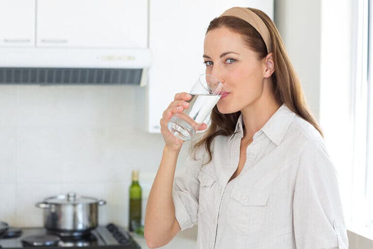 Cómo hacer agua alcalina y normalizar el pH del cuerpo