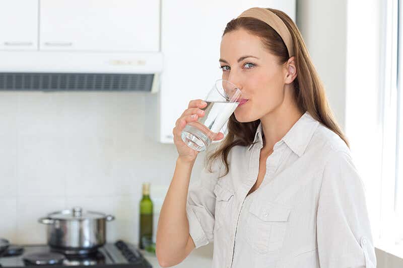 Mujer bebiendo agua.
