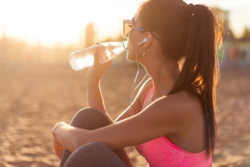 Mujer bebiendo agua