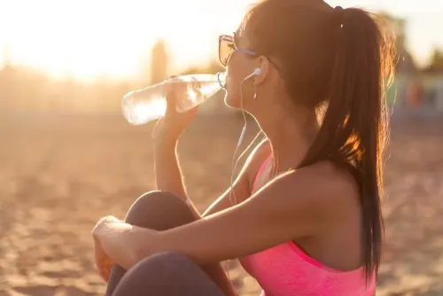Mujer bebiendo agua