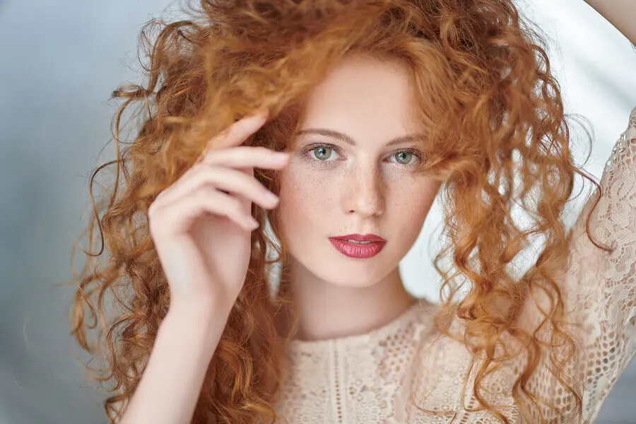 ¿Por qué tienes el cabello esponjado?