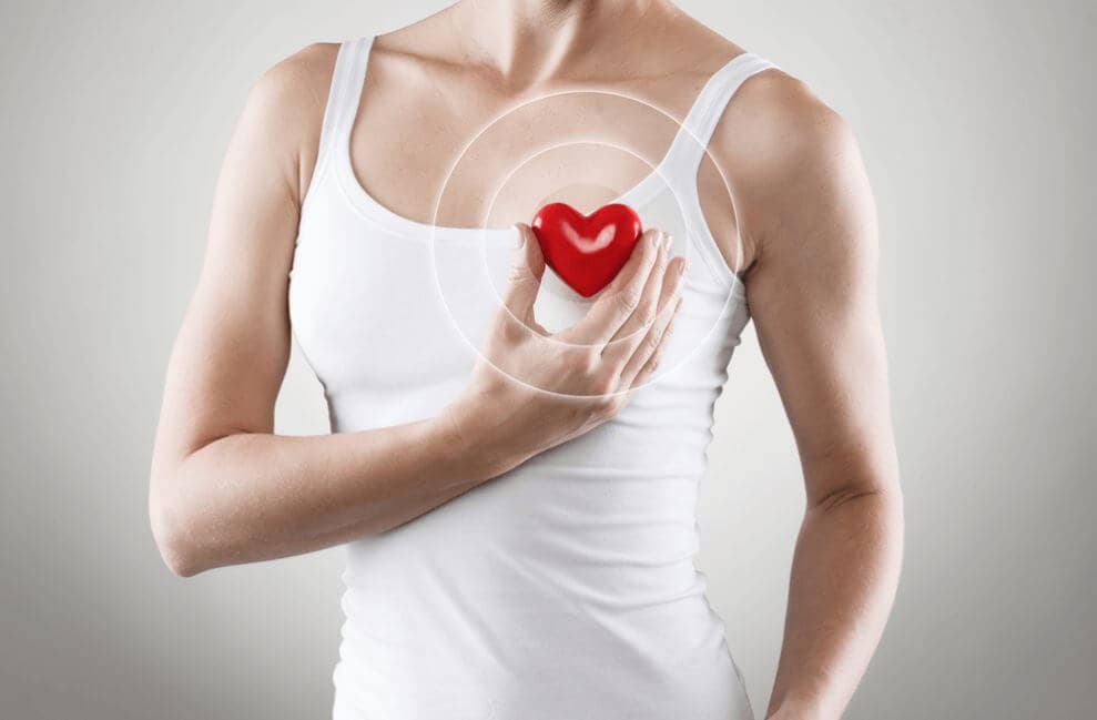 Mujer con el corazón latiendo por fuera.