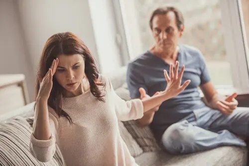Mujer enfadada con su marido