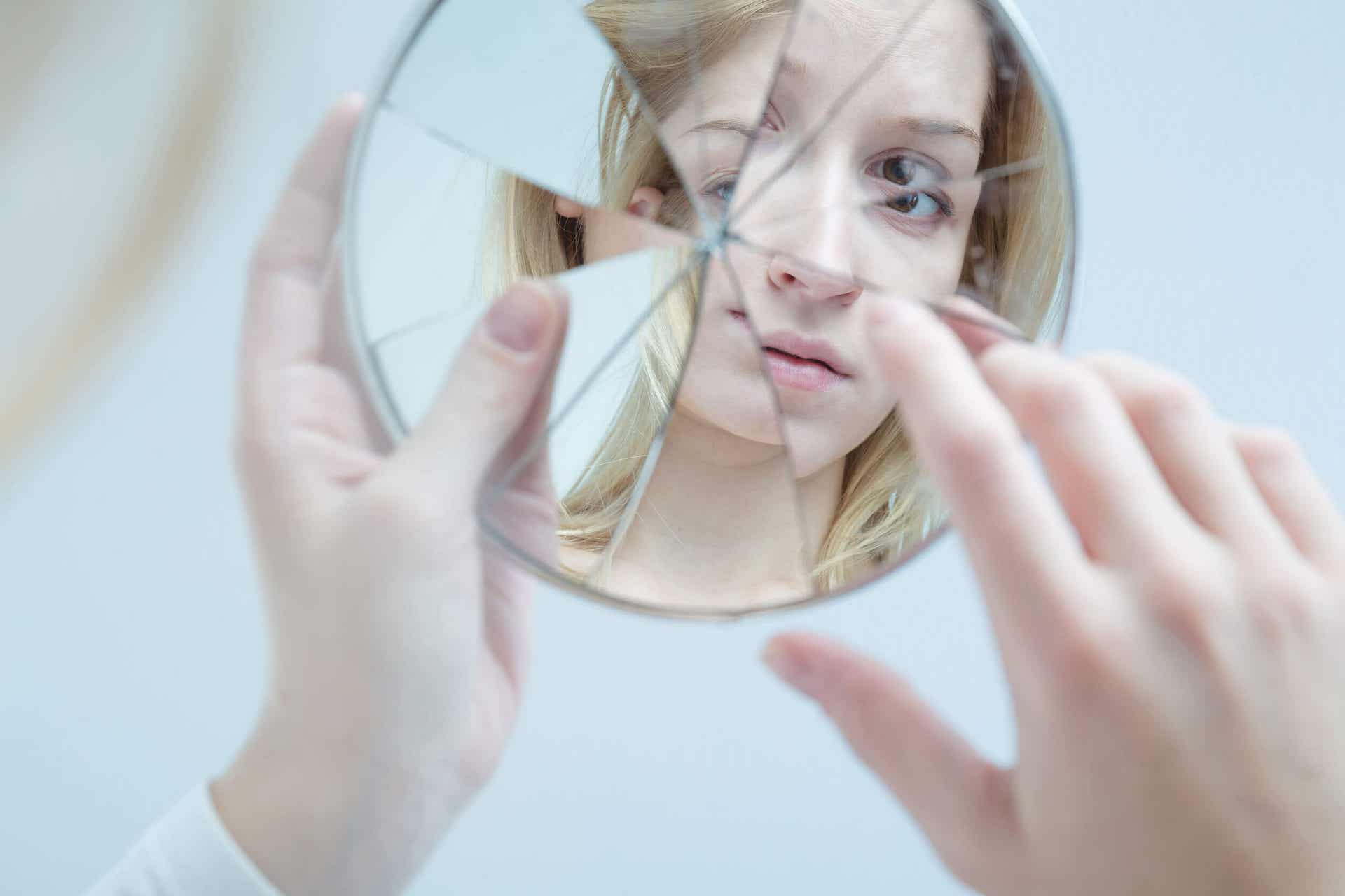 Prosopagnosia e incapacità di riconoscersi allo specchio.