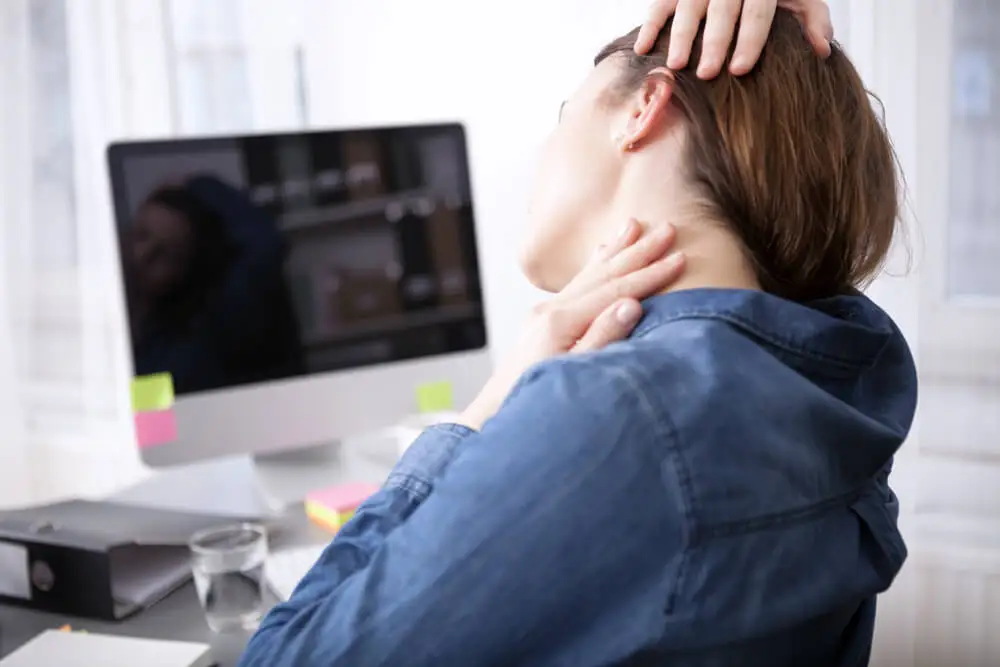 Mujer estirando el cuello