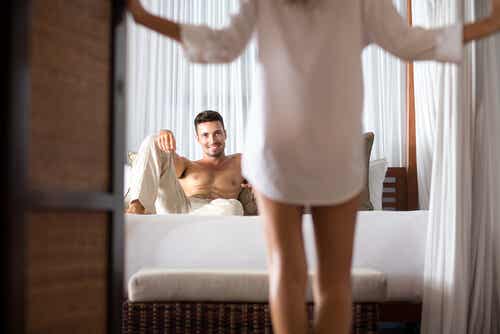 Femme face à son mari qui est allongé sur le lit.