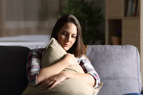 Mujer insegura y triste