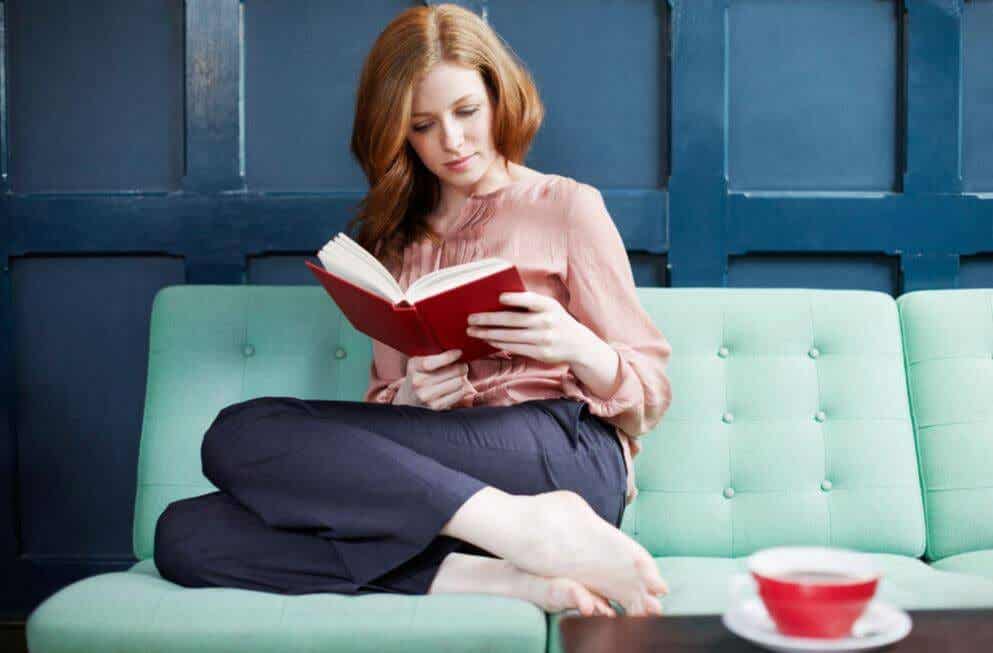 Persona con alta sensibilidad leyendo sola en casa.
