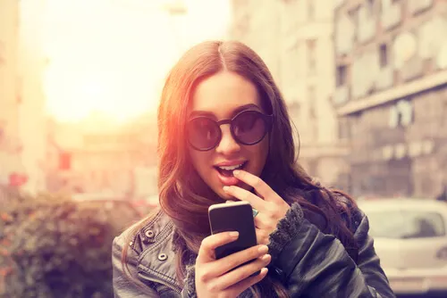 Femme qui mord sa lèvre.