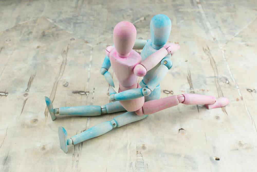 Muñecos de madera en pose sexual.
