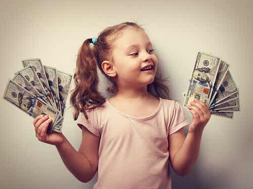 Rich kid syndromet illustreres af pige, der ser smilende på penge