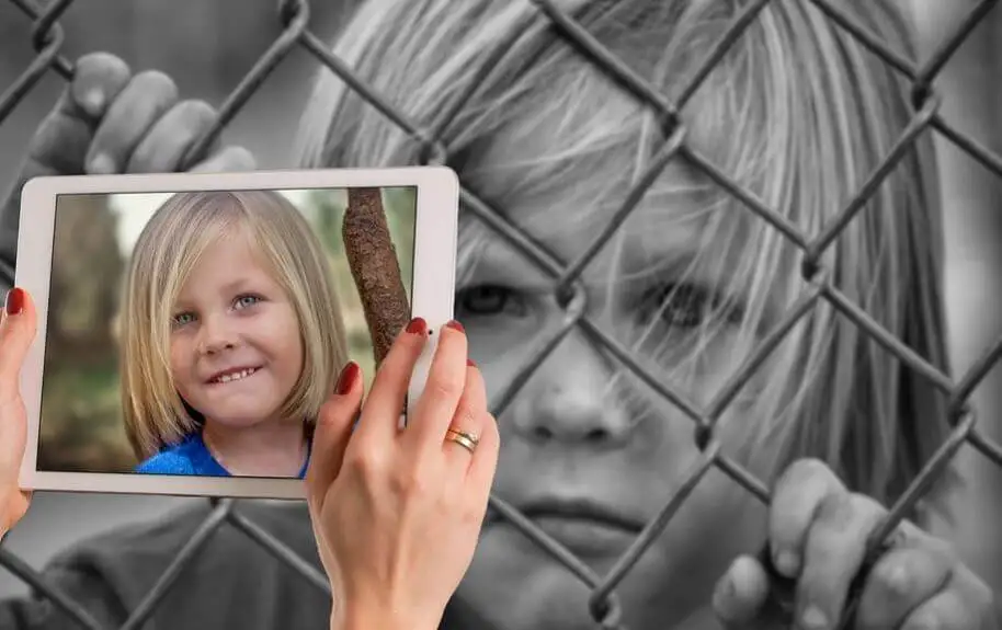 Niña triste y feliz a la vez representando cómo superar las dificultades