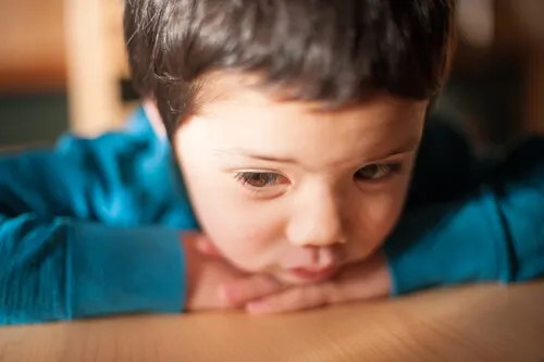 Niño triste con baja autoestima