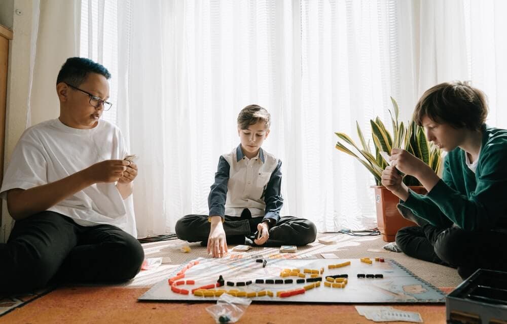Enfants jouant à des jeux de société.