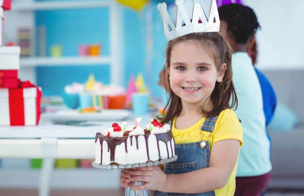 Dziewczyna z tortem urodzinowym.