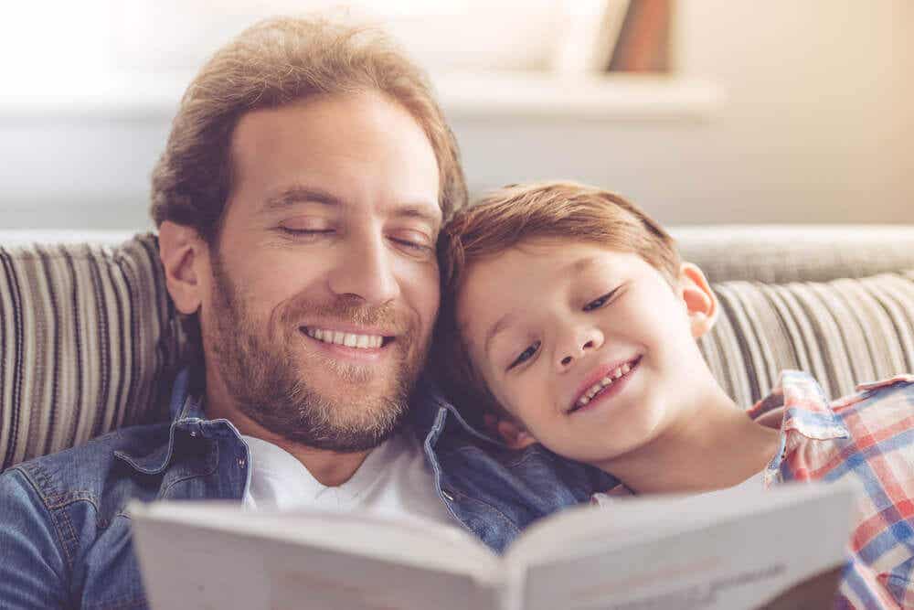 Padre e hijo leyendo un cuento