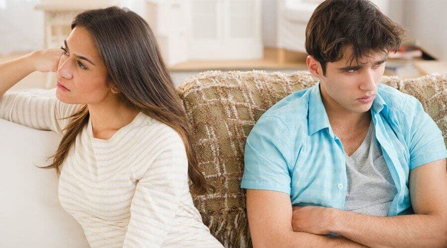 Pareja enojada por infidelidad.