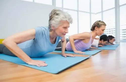 Personas-de-diferentes-edades-haciendo-Pilates.