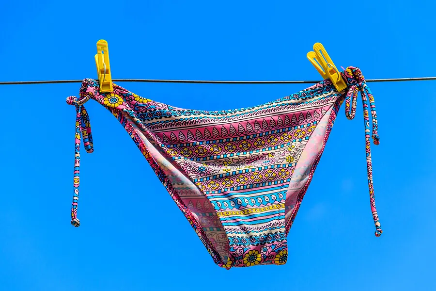 Pieza de traje de baño secándose al sol.