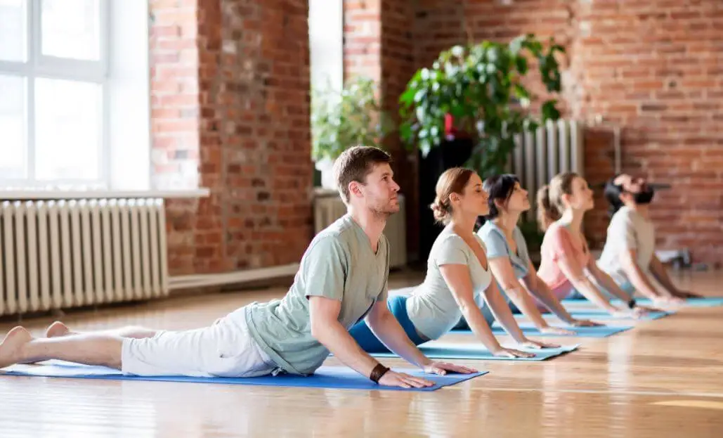 Chica haciendo Pilates con ejercicios de estiramientos y relajación.