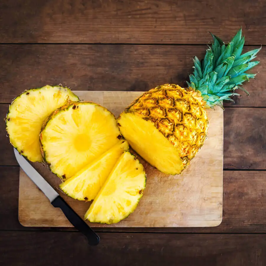 La piña es una fruta con un alto contenido de agua.