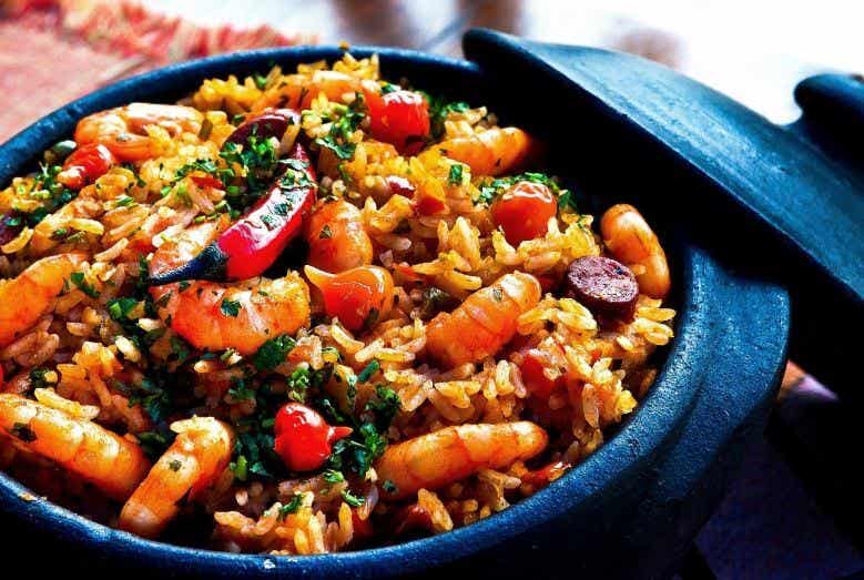 Plato de arroz chino con camarones.