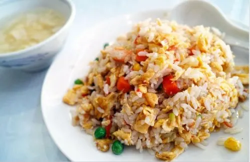 Plato de arroz chino con pollo y miel