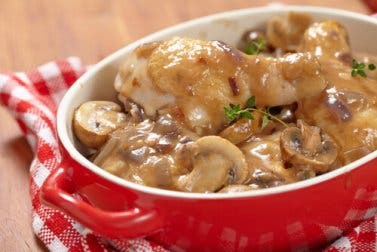 Receta de patatas en salsa de champiñones