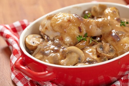 Receta de patatas en salsa de champiñones