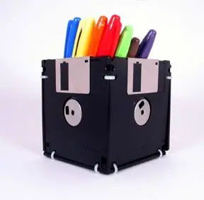 Portalápices hechos con disquetes.