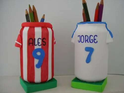 Portalápices hechos con latas de gaseosa.