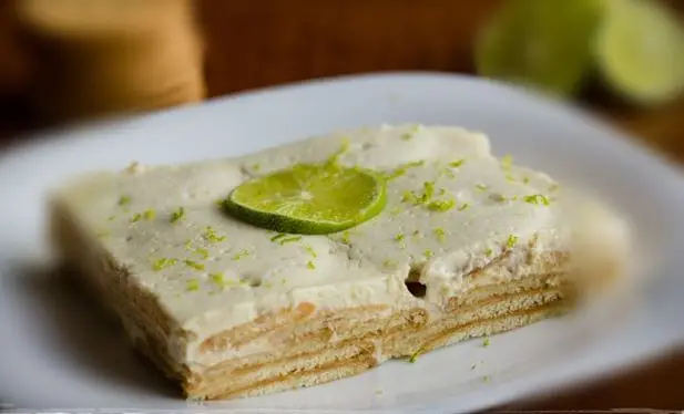 Postre de la carlota de limón terminado.
