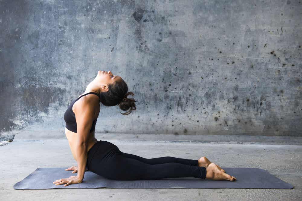 La cobra es una buena postura de yoga para perder peso