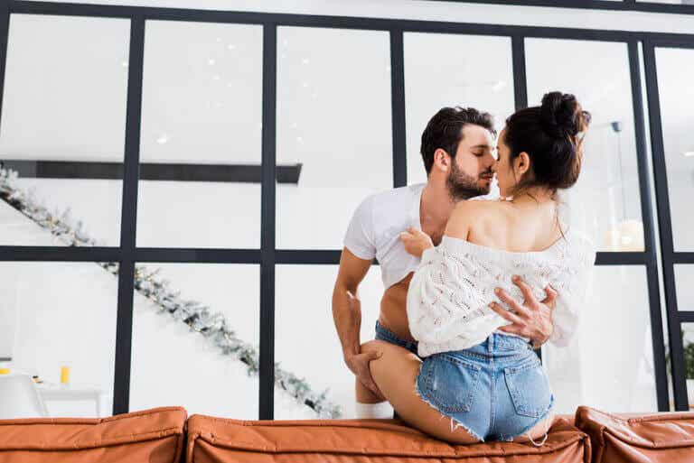 5 posturas sexuales para hacer el amor en el sofá