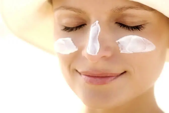 Protector solar rostro