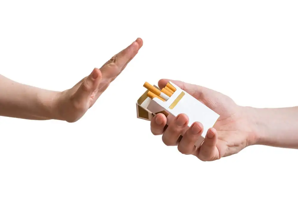 Hombre rechazando tabaco.