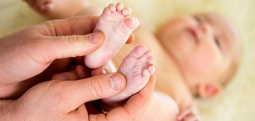 Reflexología del pie de un bebé.
