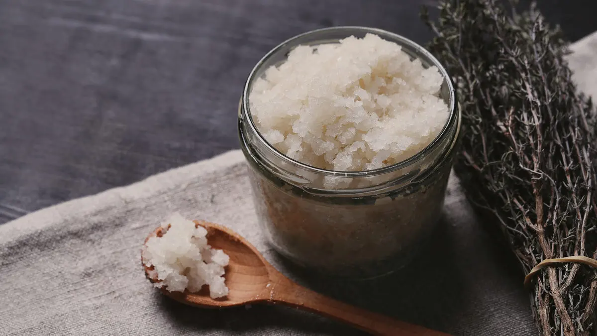 Exfoliante con sal marina.