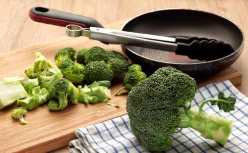 Sartén y brócoli listo para coninar.