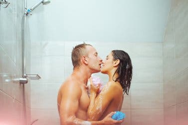Cinco beneficios de ducharse con la pareja