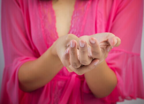 Mujer sujetándose la mano.