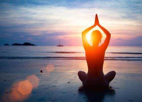 Person dyrker yoga ved solopgang, som er det bedste tidspunkt at dyrke yoga på for mange