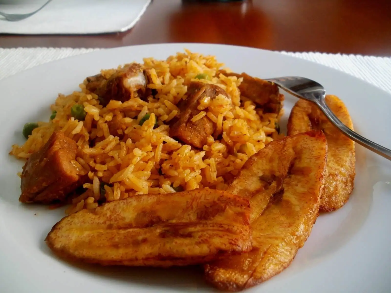 Arroz con plátano rojo frito.