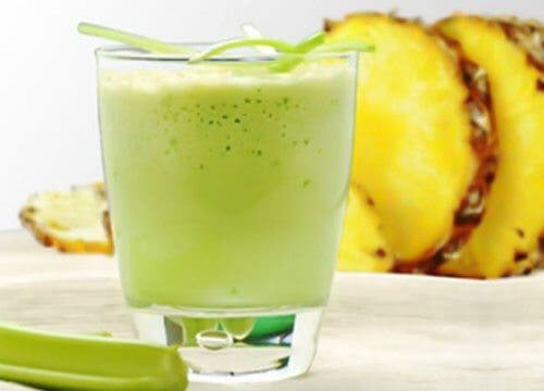 Batido de piña y apio para adelgazar durante la menopausia