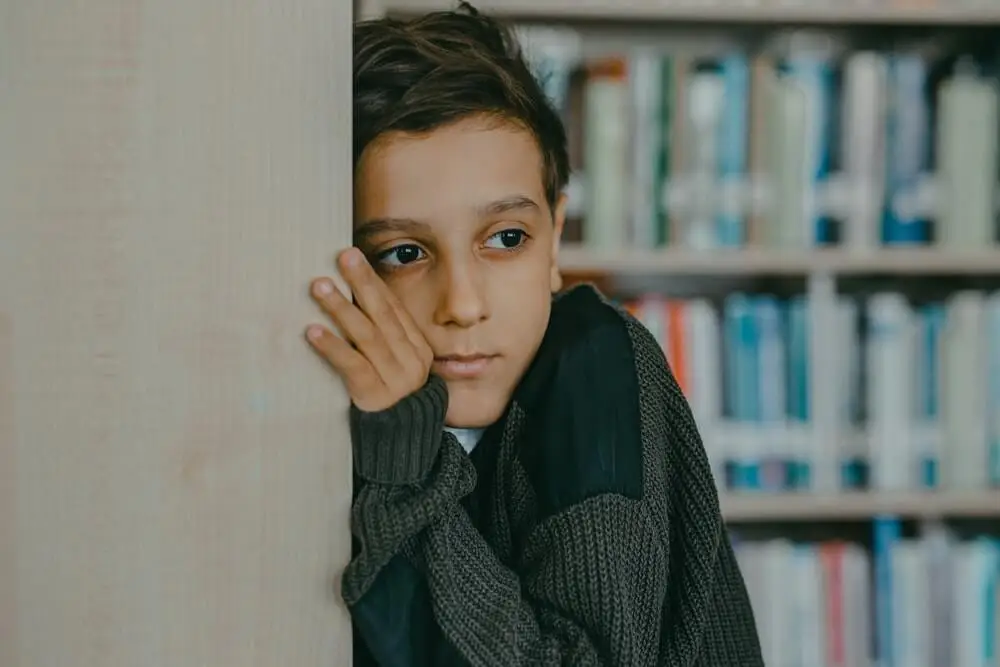 Niño mandado al rincón.