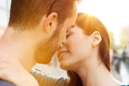 Por qué besar es bueno para la salud