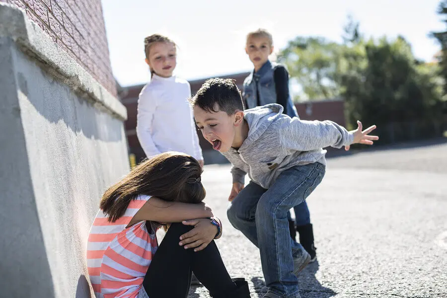 Acoso escolar entre niños.